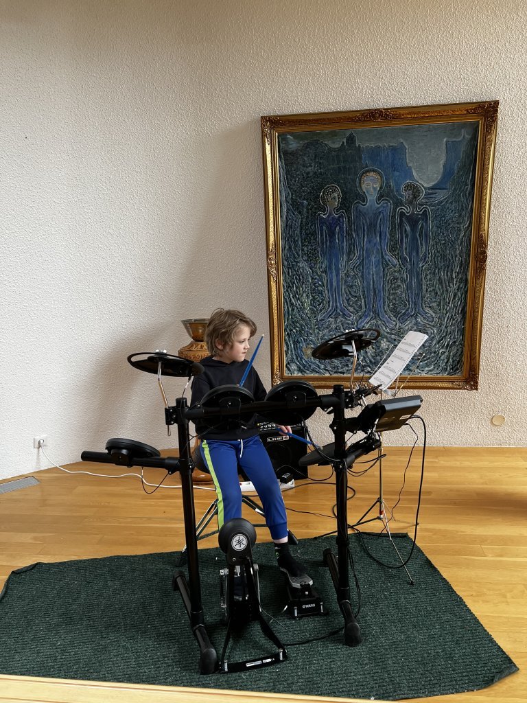 Felix Hugo leikur á trommur