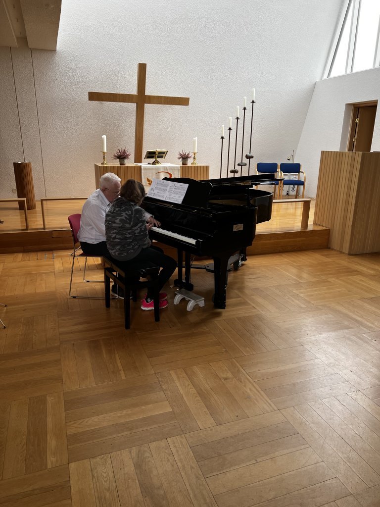 Valdís Eva leikur á píanó.