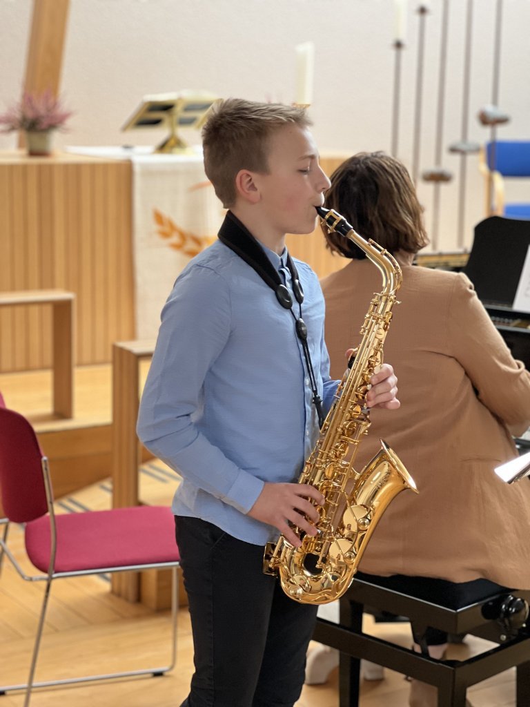 Adam leikur á saxófón