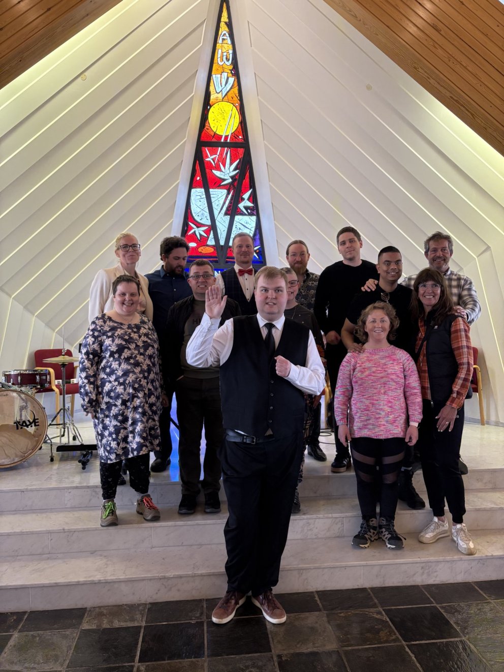 Hópurinn sem heimsótti Georg ásamt kennurum skólans sem stóðu að tónleikunum með honum.