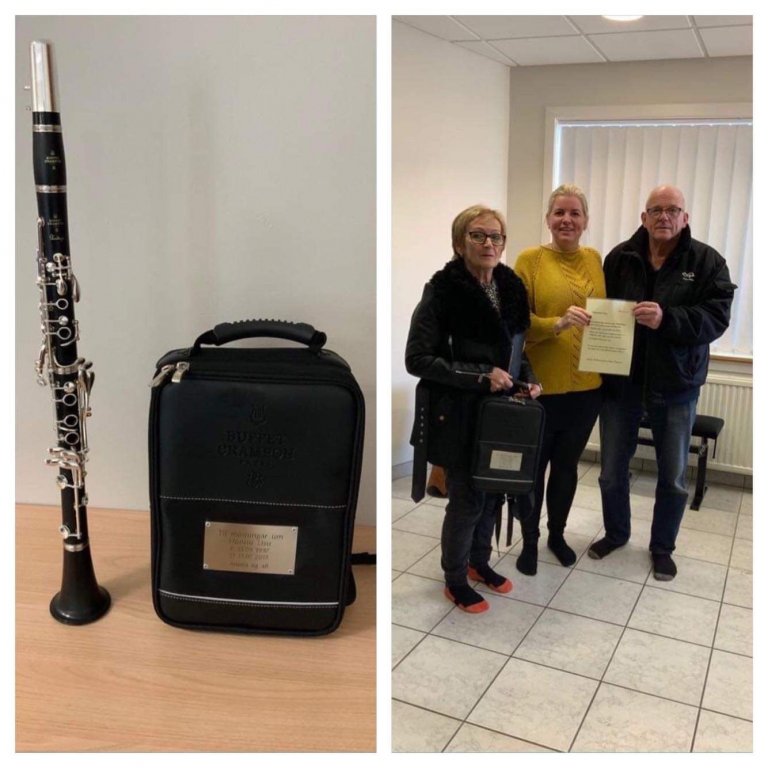 Silla og Hlynur afhenda skólastjóra gjöfina.