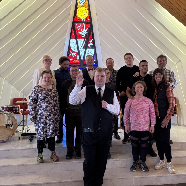 Hópurinn sem heimsótti Georg ásamt kennurum skólans sem stóðu að tónleikunum með honum.